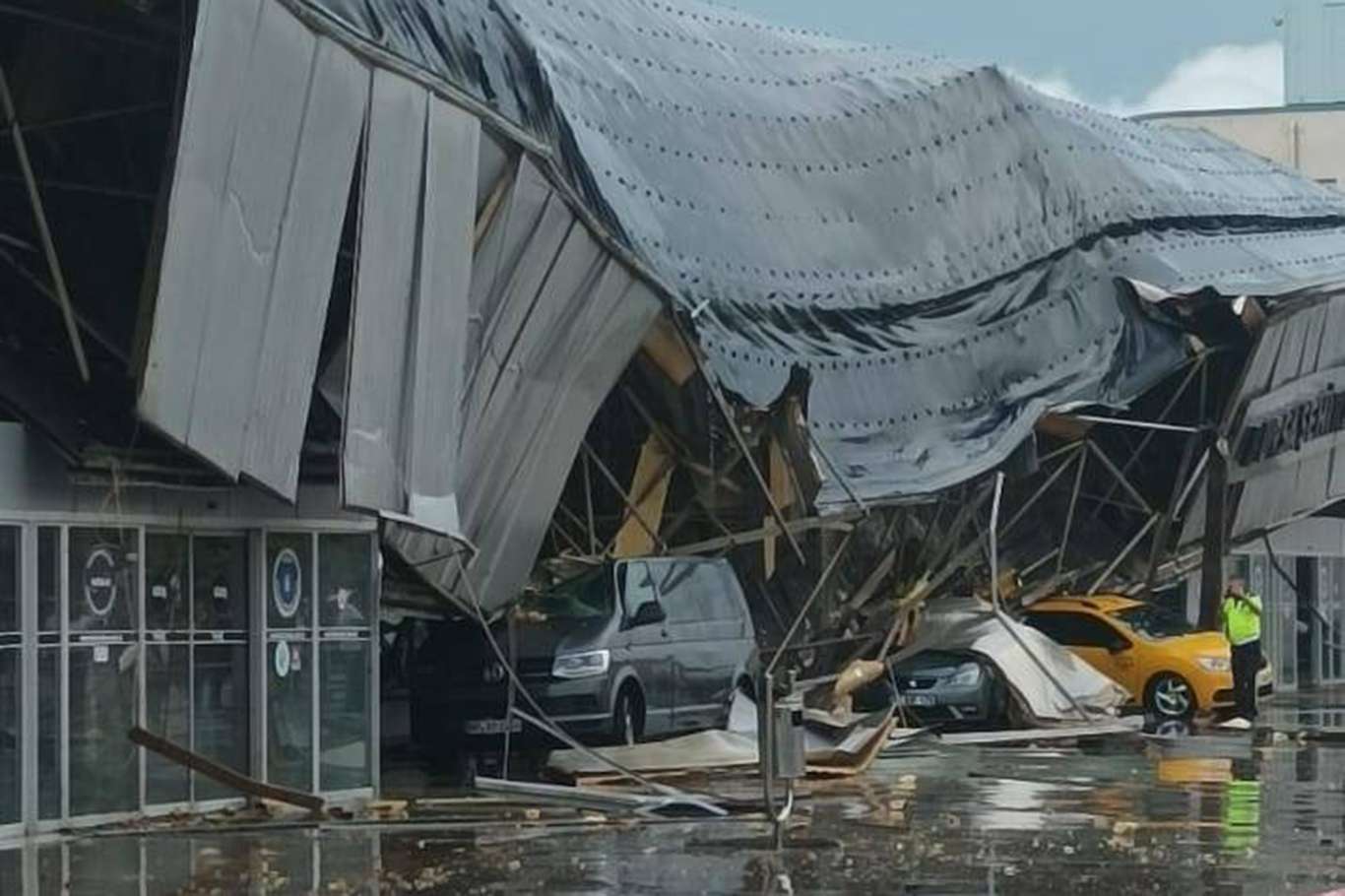 Bursa terminal binasının çatısı şimşek ve aşırı yağış nedeniyle çöktü Bursa terminal binasının çatısı şimşek ve aşırı yağış nedeniyle çöktü
